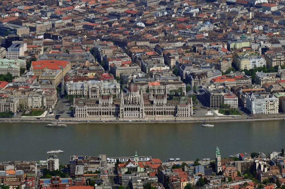 Budapest aus der Vogelperspektive: Parlamentsgebäude in Budapest in Ungarn