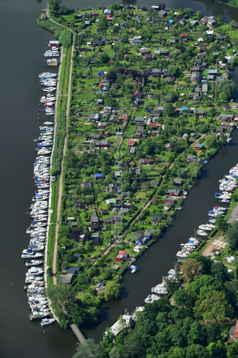 Luftbild Lübeck - Parzellen einer Kleingartenanlage am Ufer Alte Trave im Ortsteil Sankt Lorenz Süd in Lübeck im Bundesland Schleswig-Holstein, Deutschland
