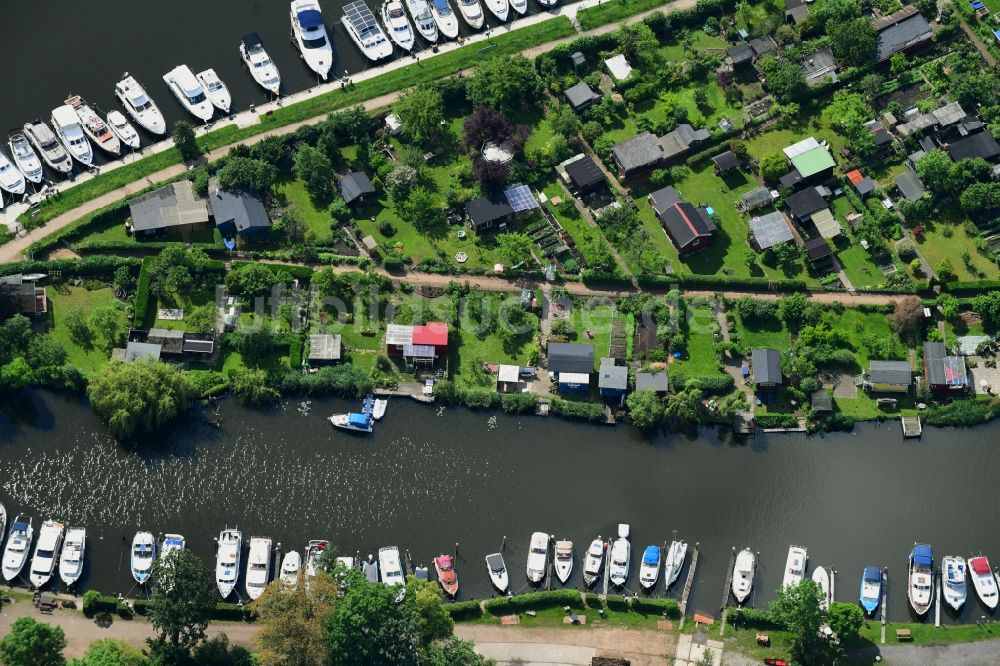 Luftaufnahme Lübeck - Parzellen einer Kleingartenanlage am Ufer Alte Trave im Ortsteil Sankt Lorenz Süd in Lübeck im Bundesland Schleswig-Holstein, Deutschland