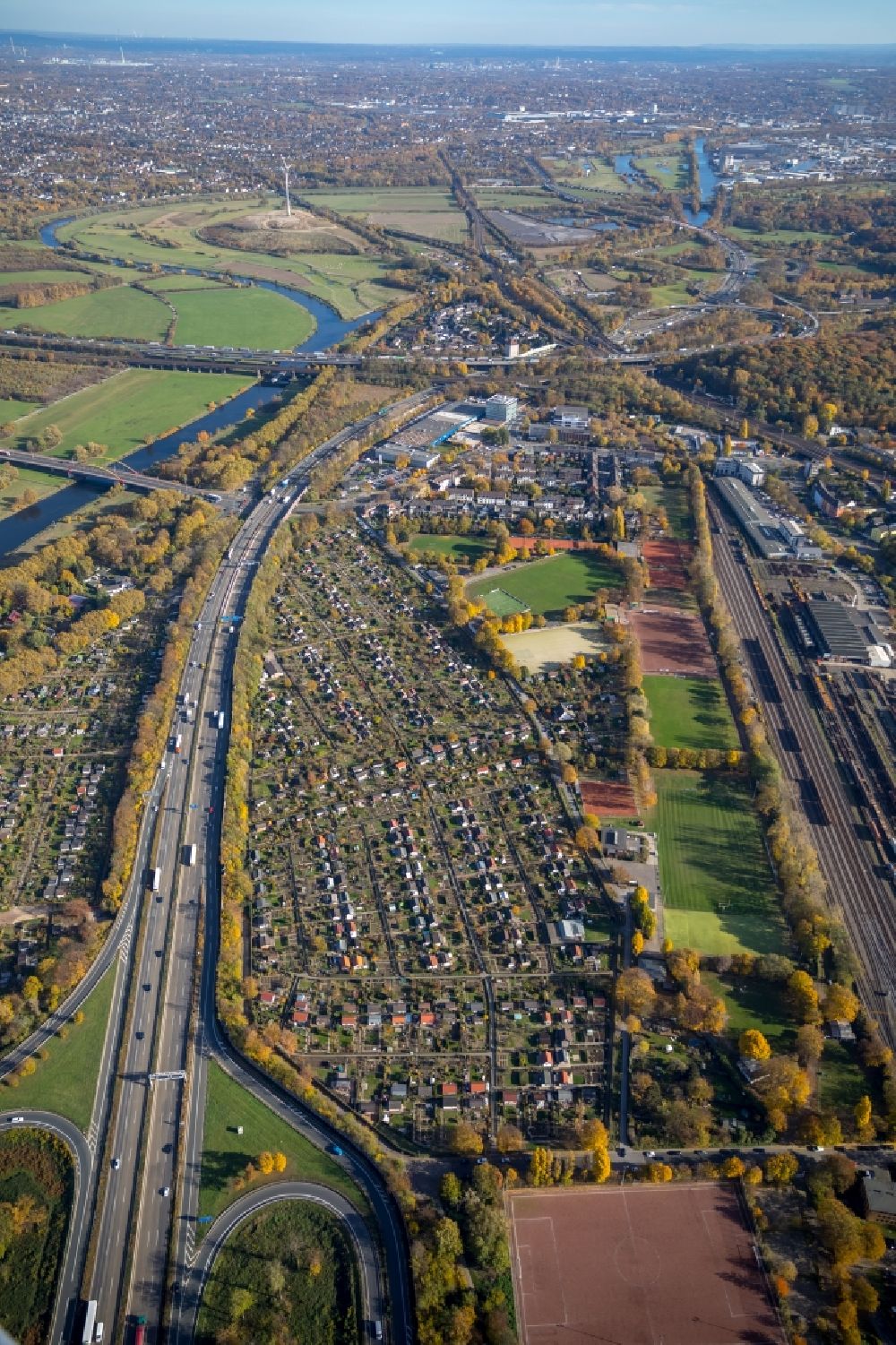 Luftbild Duisburg - Parzellen einer Kleingartenanlage zwischen BAB A40 und Futterstraße in Duisburg im Bundesland Nordrhein-Westfalen, Deutschland
