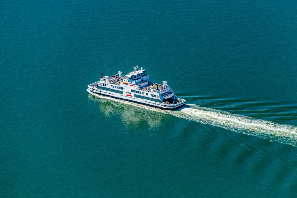 Luftbild Wittdün auf Amrum - Passagier- und Autofährschiff Norderaue in Wittdün auf Amrum im Bundesland Schleswig-Holstein, Deutschland