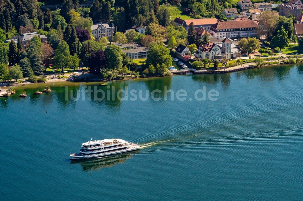 Überlingen von oben - Passagier- und Fahrgastschiff auf dem Bodensee in Überlingen im Bundesland Baden-Württemberg, Deutschland