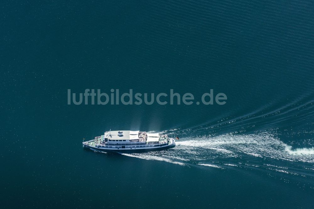 Meersburg von oben - Passagier- und Fahrgastschiff auf dem Bodensee in Meersburg im Bundesland Baden-Württemberg, Deutschland