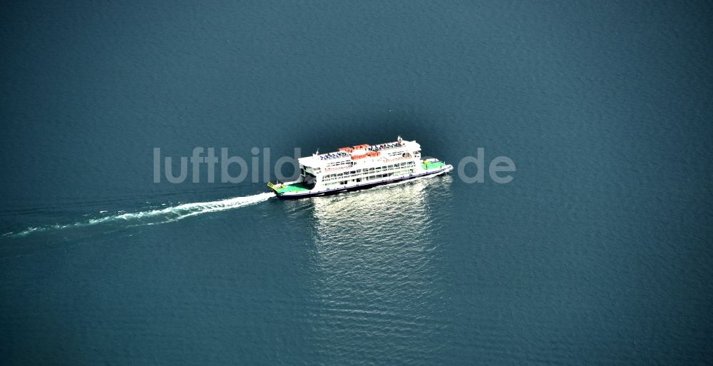 Toscolano Maderno von oben - Passagier- und Fahrgastschiff Auf dem Gardasee in Toscolano Maderno in Lombardei, Italien