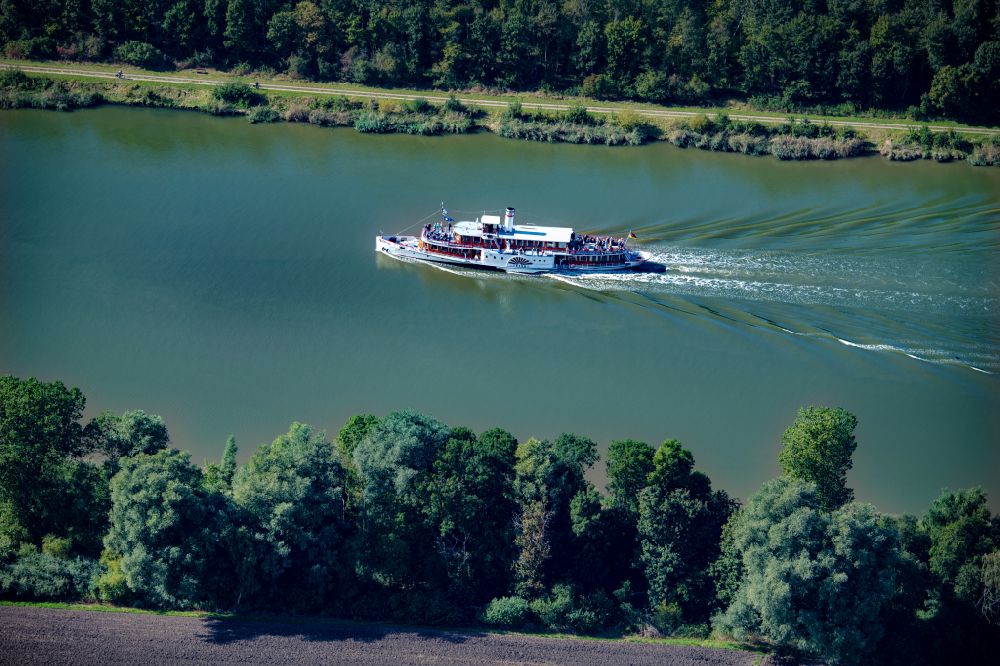 Luftaufnahme Gribbohm - Passagier- und Fahrgastschiff Raddampfer Freya auf dem Nord-Ostsee-Kanal in Gribbohm im Bundesland Schleswig-Holstein, Deutschland