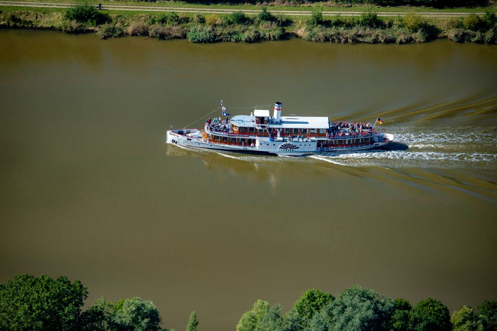 Gribbohm von oben - Passagier- und Fahrgastschiff Raddampfer Freya auf dem Nord-Ostsee-Kanal in Gribbohm im Bundesland Schleswig-Holstein, Deutschland