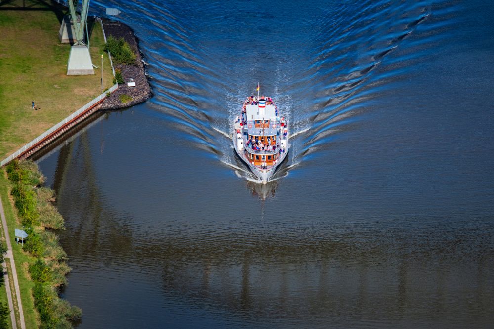 Luftbild Gribbohm - Passagier- und Fahrgastschiff Raddampfer Freya auf dem Nord-Ostsee-Kanal in Gribbohm im Bundesland Schleswig-Holstein, Deutschland
