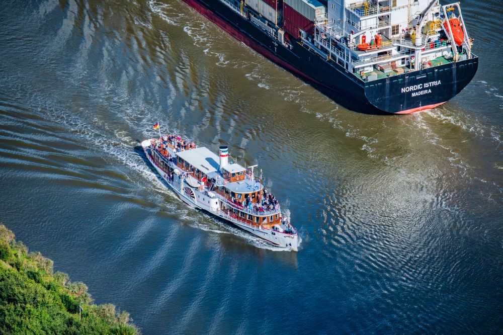 Luftaufnahme Gribbohm - Passagier- und Fahrgastschiff Raddampfer Freya auf dem Nord-Ostsee-Kanal in Gribbohm im Bundesland Schleswig-Holstein, Deutschland
