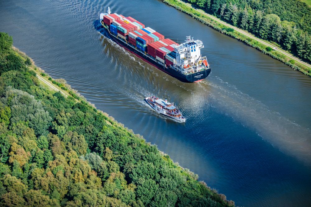 Gribbohm von oben - Passagier- und Fahrgastschiff Raddampfer Freya auf dem Nord-Ostsee-Kanal in Gribbohm im Bundesland Schleswig-Holstein, Deutschland