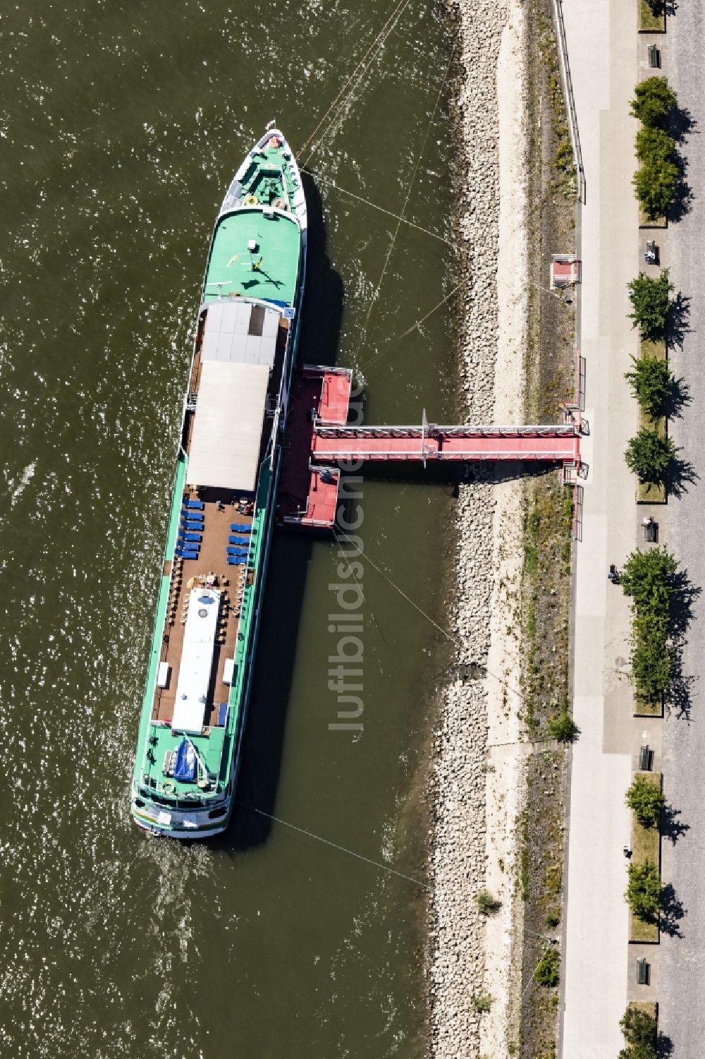 Köln aus der Vogelperspektive: Passagier- und Fahrgastschiff am Rhein in Köln im Bundesland Nordrhein-Westfalen, Deutschland