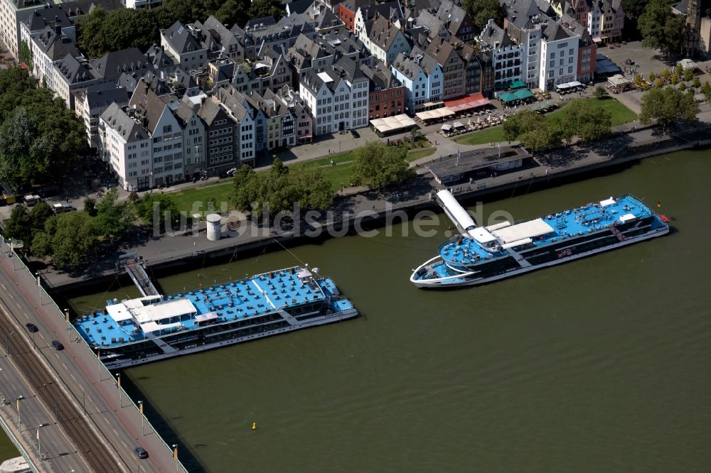 Köln aus der Vogelperspektive: Passagier- und Fahrgastschiff am Rhein in Köln im Bundesland Nordrhein-Westfalen, Deutschland
