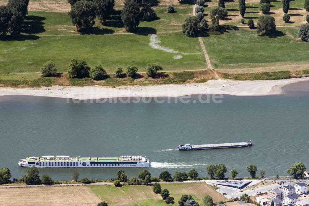 Monheim am Rhein von oben - Passagier- und Fahrgastschiff auf dem Rhein in Monheim am Rhein im Bundesland Nordrhein-Westfalen, Deutschland