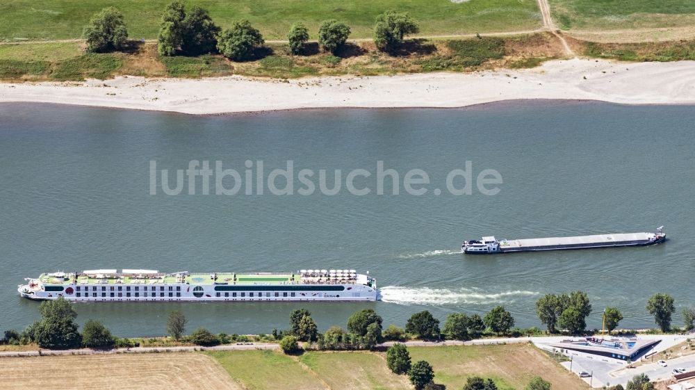 Monheim am Rhein aus der Vogelperspektive: Passagier- und Fahrgastschiff auf dem Rhein in Monheim am Rhein im Bundesland Nordrhein-Westfalen, Deutschland