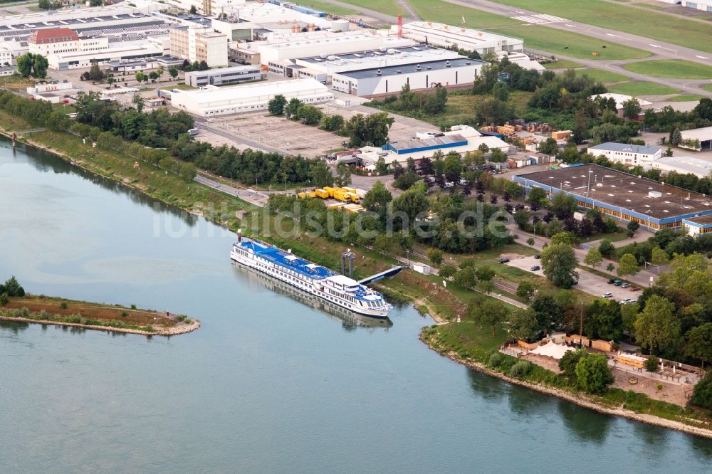 Luftbild Speyer - Passagier- und Fahrgastschiff am Rheinhafen in Speyer im Bundesland Rheinland-Pfalz, Deutschland