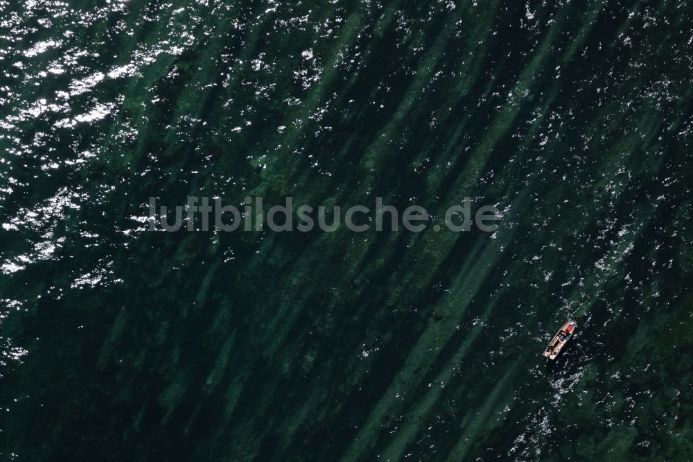 Luftaufnahme Stein am Rhein - Passagier- und Fahrgastschiff in der Strömung mit Wasserspiegelung des Fluss Rhein in Stein am Rhein im Kanton Schaffhausen, Schweiz