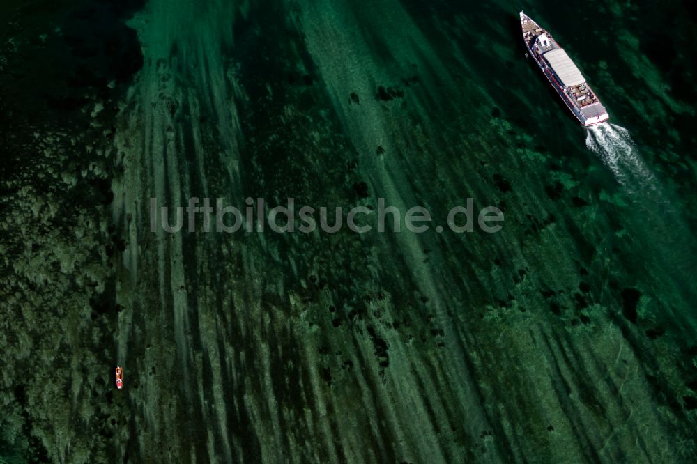 Luftbild Stein am Rhein - Passagier- und Fahrgastschiff in der Strömung mit Wasserspiegelung des Fluss Rhein in Stein am Rhein im Kanton Schaffhausen, Schweiz