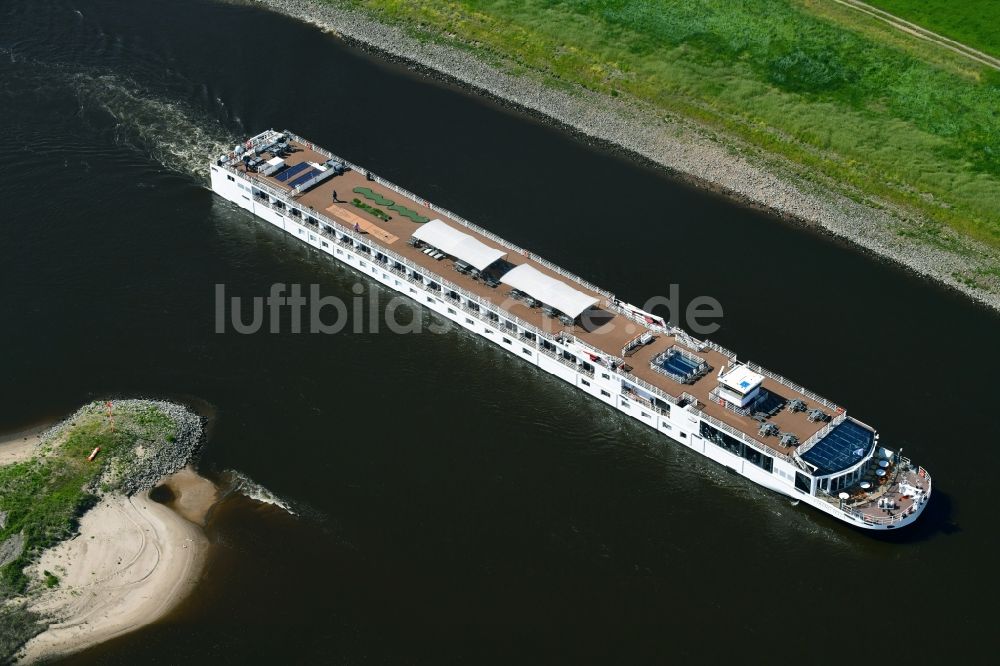 Klöden von oben - Passagier- und Fahrgastschiff VIKING BEYLA auf der Elbe in Klöden im Bundesland Sachsen-Anhalt, Deutschland