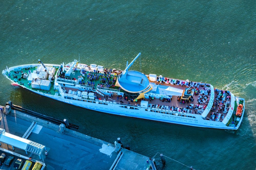 Cuxhaven aus der Vogelperspektive: Passagier- und Seebäderschiff beim Anlegen im Hafen von Cuxhaven im Bundesland Niedersachsen, Deutschland
