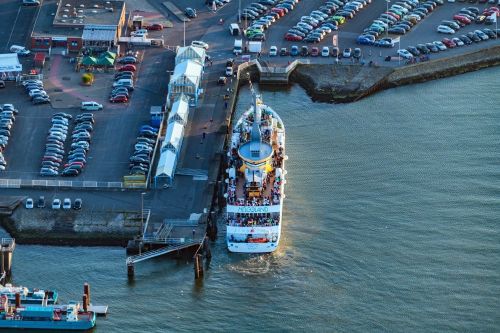 Luftbild Cuxhaven - Passagier- und Seebäderschiff beim Anlegen im Hafen von Cuxhaven im Bundesland Niedersachsen, Deutschland