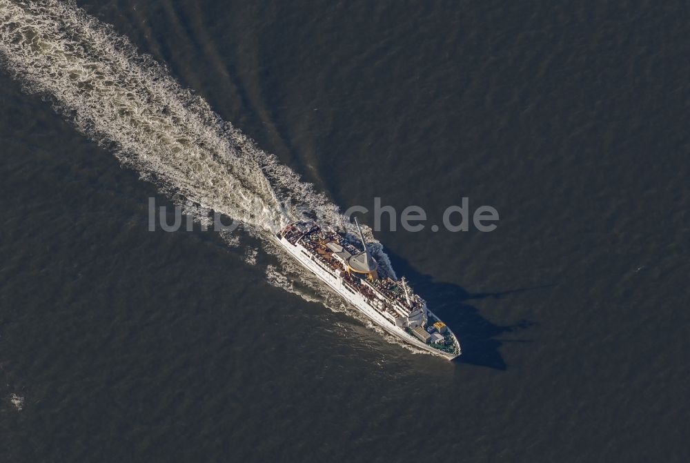 Cuxhaven von oben - Passagier- und Seebäderschiff auf der Nordsee in Cuxhaven im Bundesland Niedersachsen, Deutschland