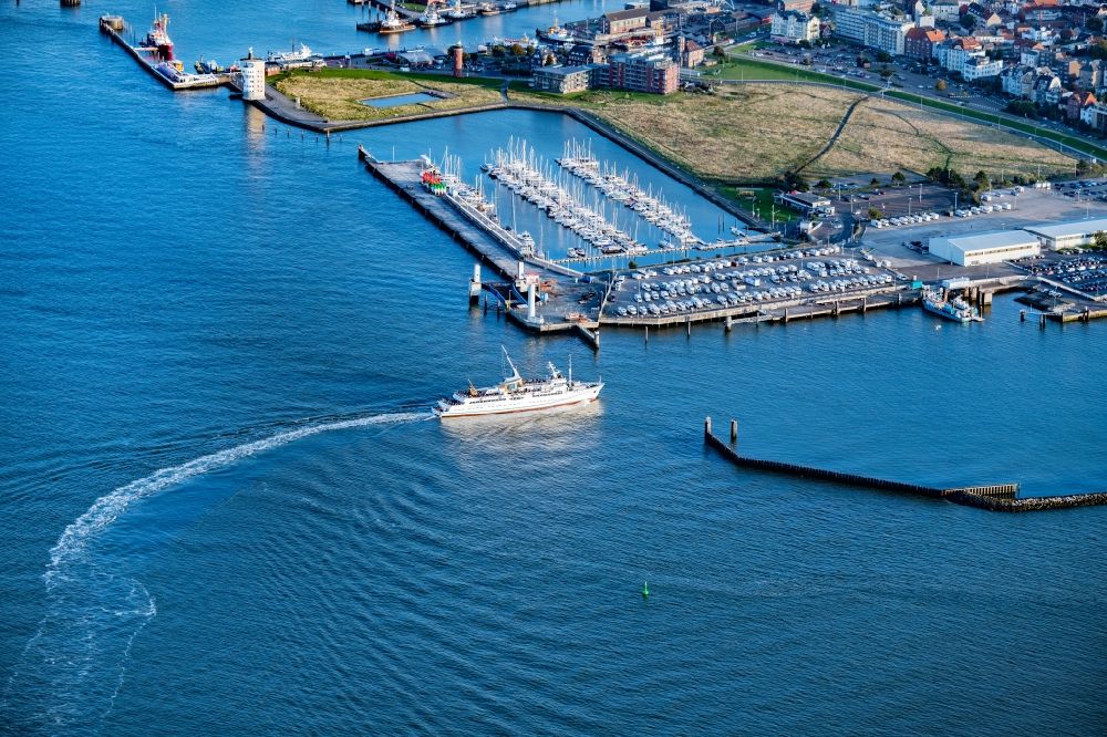 Cuxhaven aus der Vogelperspektive: Passagier- und Seebäderschiff auf der Nordsee in Cuxhaven im Bundesland Niedersachsen, Deutschland