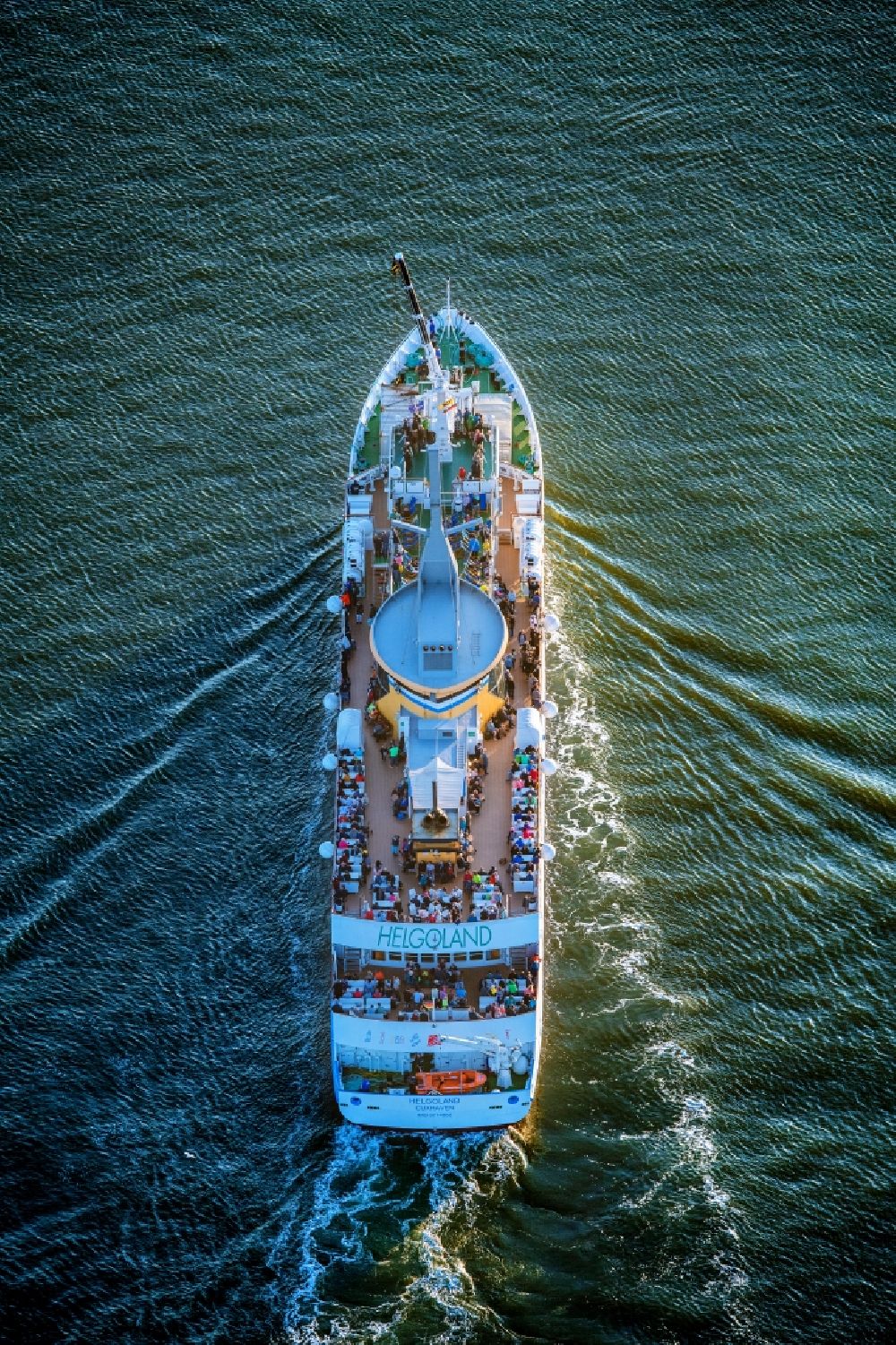 Cuxhaven von oben - Passagier- und Seebäderschiff auf der Nordsee in Cuxhaven im Bundesland Niedersachsen, Deutschland