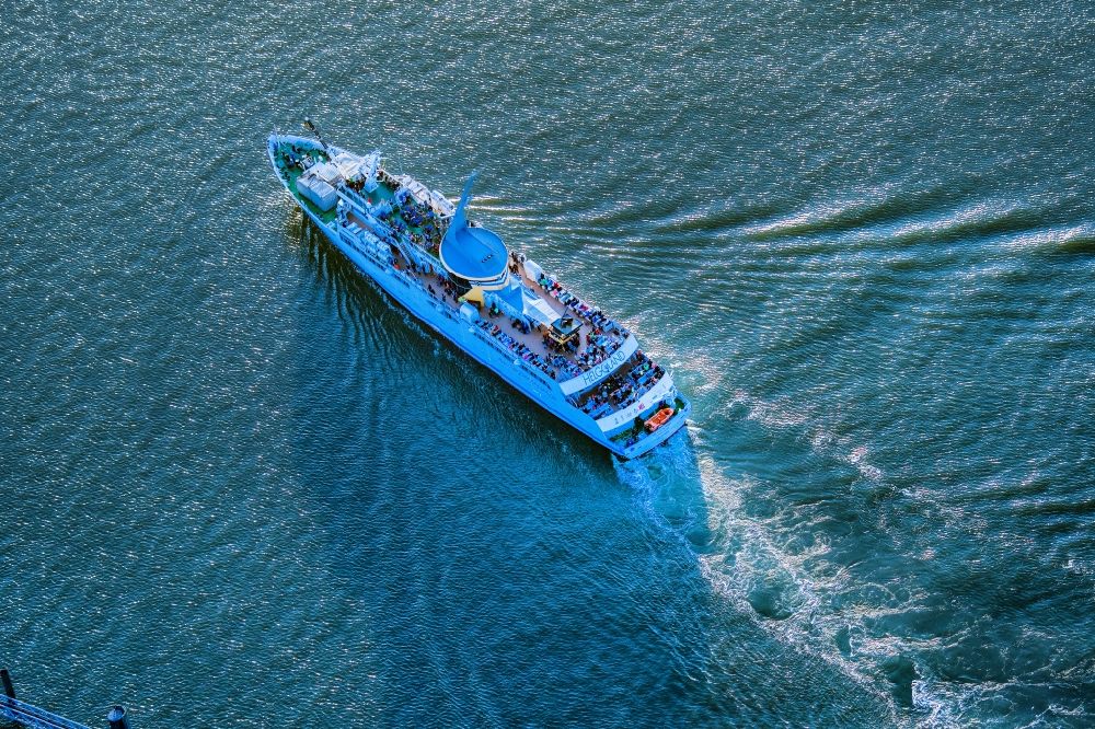 Cuxhaven aus der Vogelperspektive: Passagier- und Seebäderschiff auf der Nordsee in Cuxhaven im Bundesland Niedersachsen, Deutschland