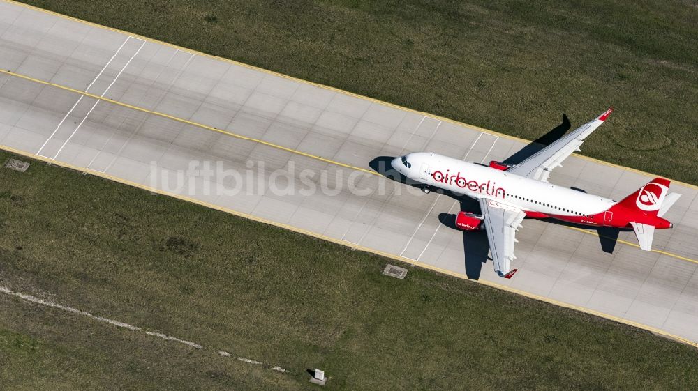 Luftaufnahme München - Passagierflugzeug Airbus A320 Air Berlin beim Start auf dem Flughafen in München im Bundesland Bayern, Deutschland