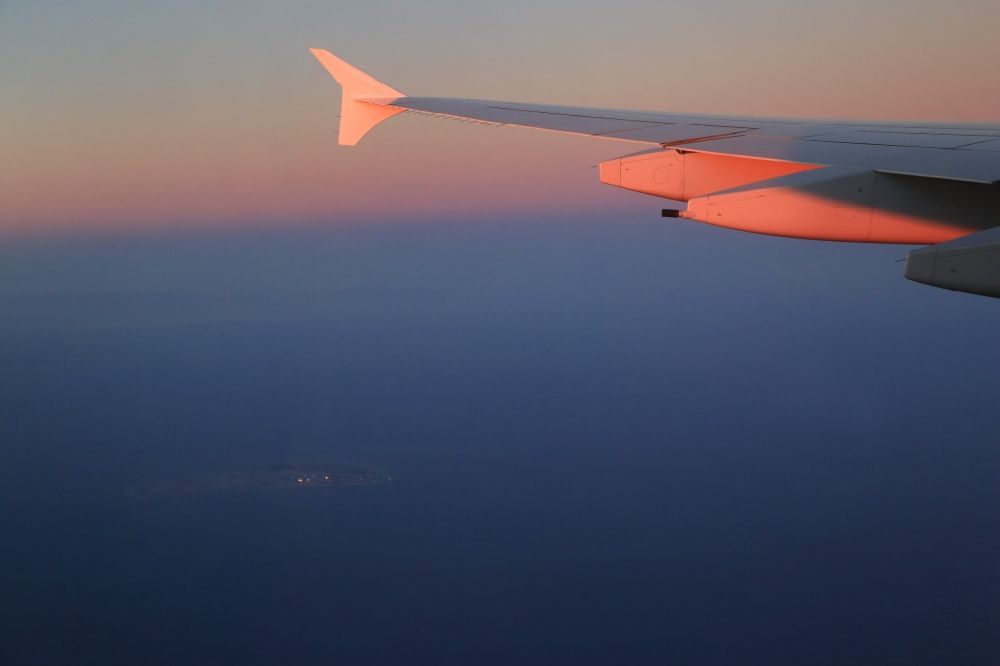 Luftbild Dubai - Passagierflugzeug Airbus A380 beim Sonnenuntergang über dem Persischen Golf im Anflug nach Dubai in den Vereinigten Arabischen Emiraten