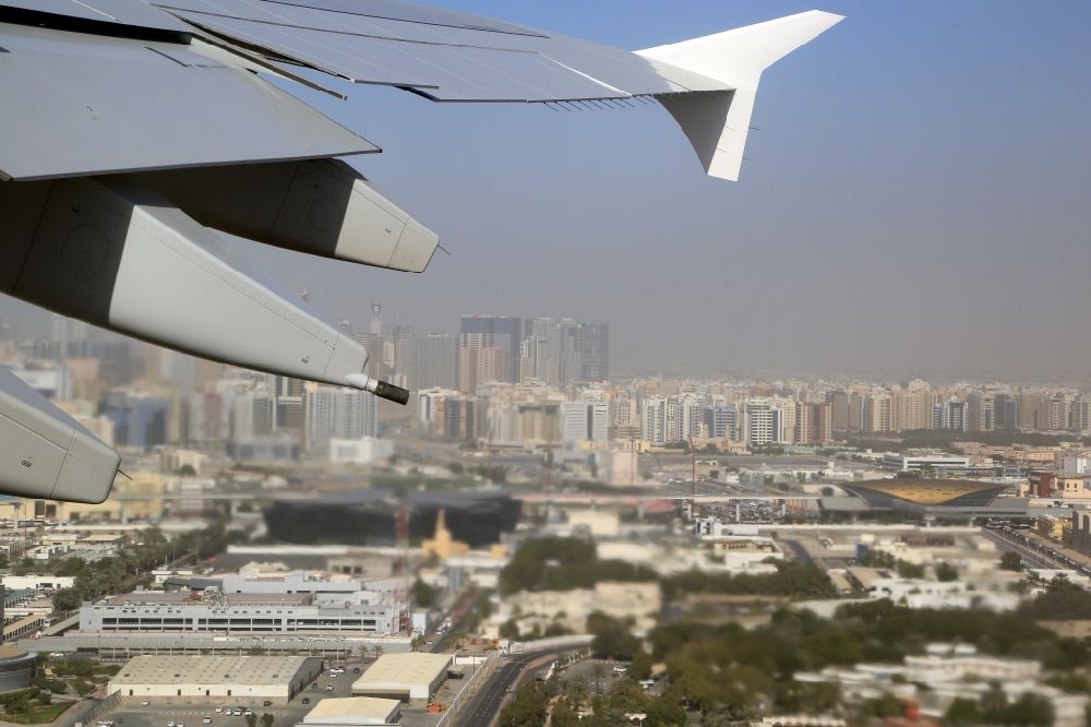 Luftbild Dubai - Passagierflugzeug Airbus A380 beim Start und Steigflug über dem Flughafen in Dubai in Vereinigte Arabische Emirate