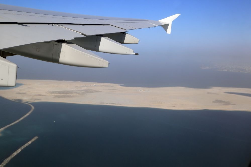 Luftbild Dubai - Passagierflugzeug Airbus A380 beim Start und Steigflug nach Westen über die Deira Islands vom Flughafen in Dubai in Vereinigte Arabische Emirate