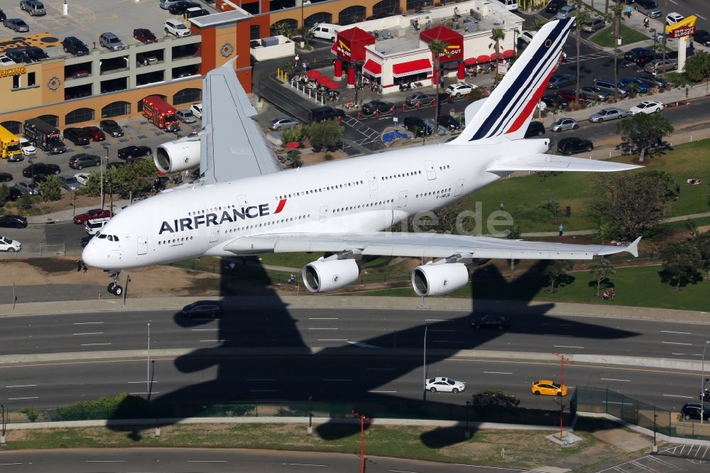 Los Angeles von oben - Passagierflugzeug Airbus A380 der Fluggesellschaft Air France bei der Landung am Flughafen in Los Angeles in Kalifornien, USA