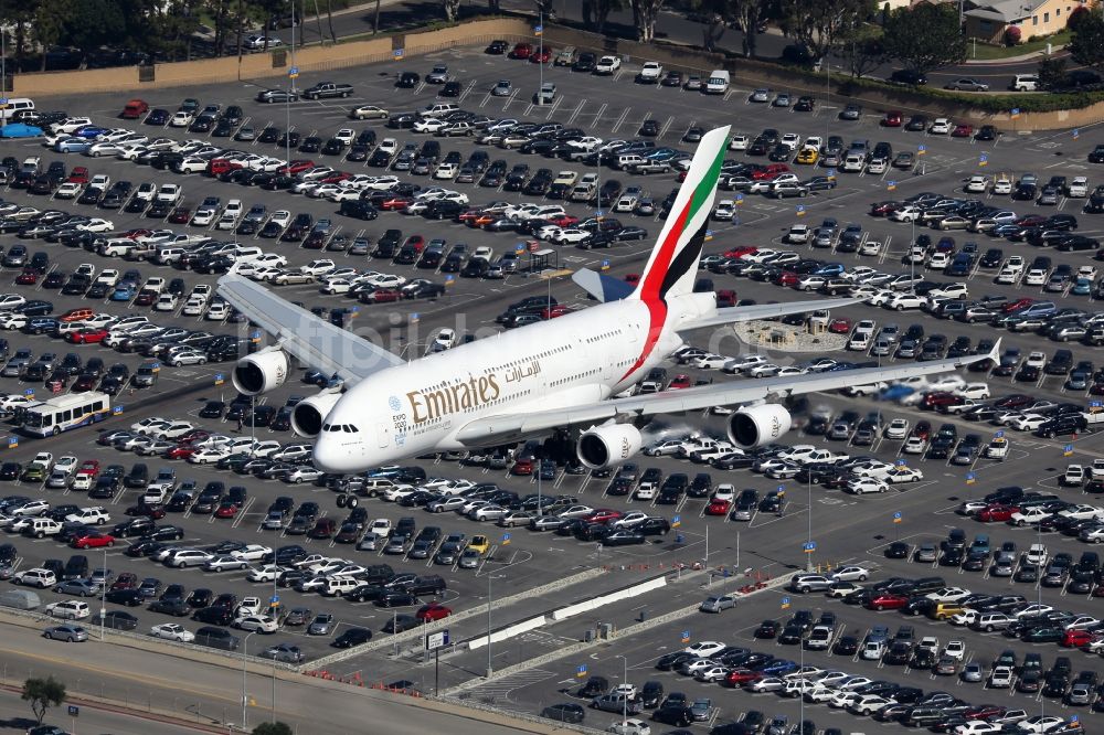 Los Angeles aus der Vogelperspektive: Passagierflugzeug Airbus A380-800 der Fluggesellschaft Emirates bei der Landung am Flughafen in Los Angeles in Kalifornien, USA