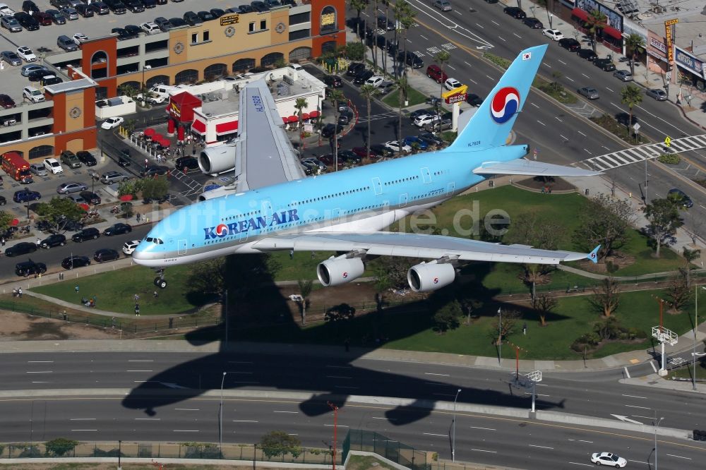Luftaufnahme Los Angeles - Passagierflugzeug Airbus A300-800 der Fluggesellschaft Korean Air bei der Landung am Flughafen in Los Angeles in Kalifornien, USA