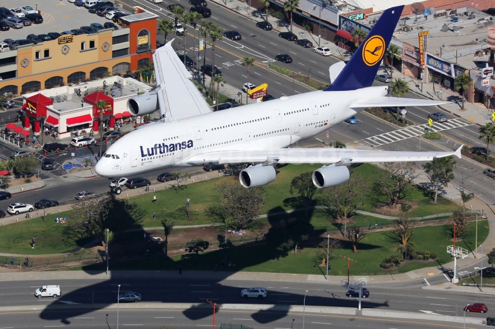 Los Angeles aus der Vogelperspektive: Passagierflugzeug Airbus A380-800 der Fluggesellschaft Lufthansa bei der Landung am Flughafen in Los Angeles in Kalifornien, USA