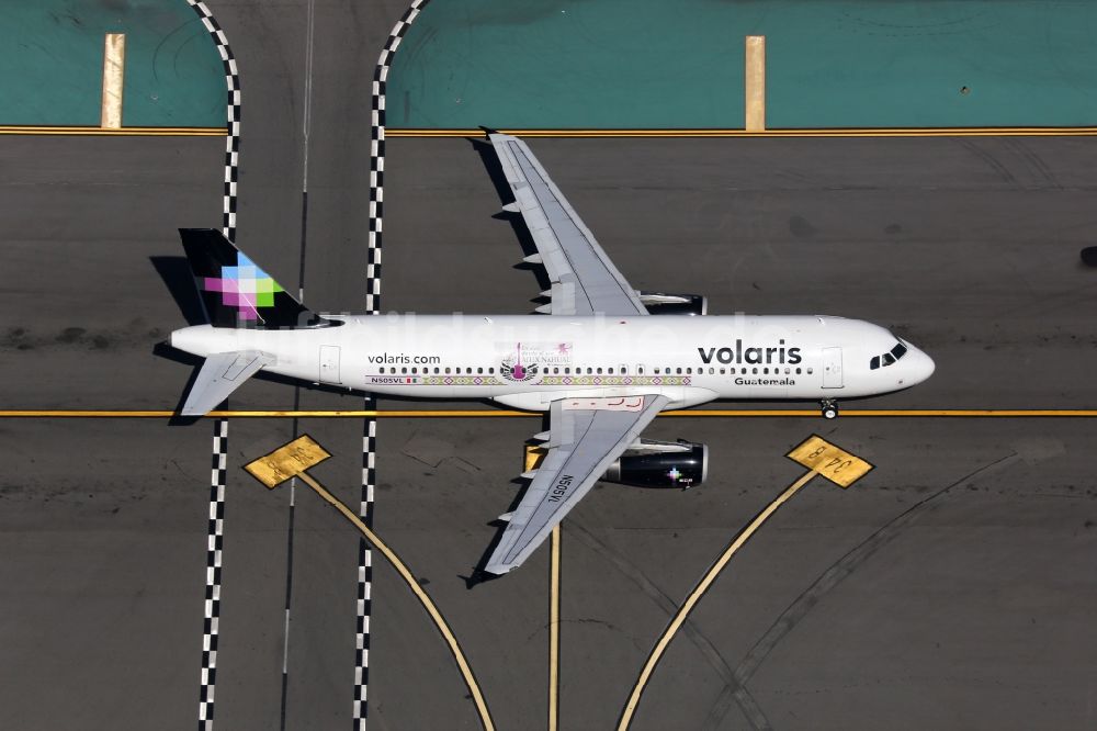 Luftaufnahme Los Angeles - Passagierflugzeug Airbus A320 der Fluggesellschaft Volaris mit der Kennung N505VL rollt auf dem Flughafen in Los Angeles in Kalifornien, USA