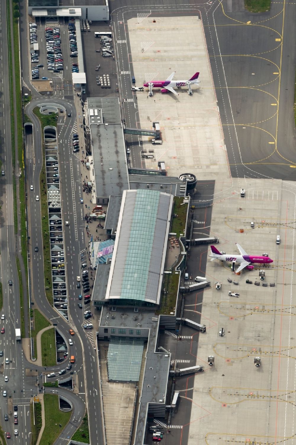 Luftaufnahme Holzwickede - Passagierflugzeug Airbus A320 auf dem Flughafen in Holzwickede im Bundesland Nordrhein-Westfalen, Deutschland