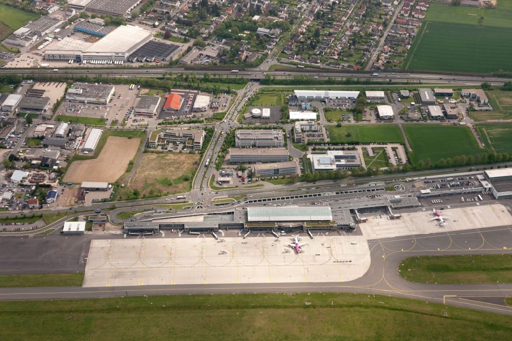 Holzwickede aus der Vogelperspektive: Passagierflugzeug Airbus A320 auf dem Flughafen in Holzwickede im Bundesland Nordrhein-Westfalen, Deutschland