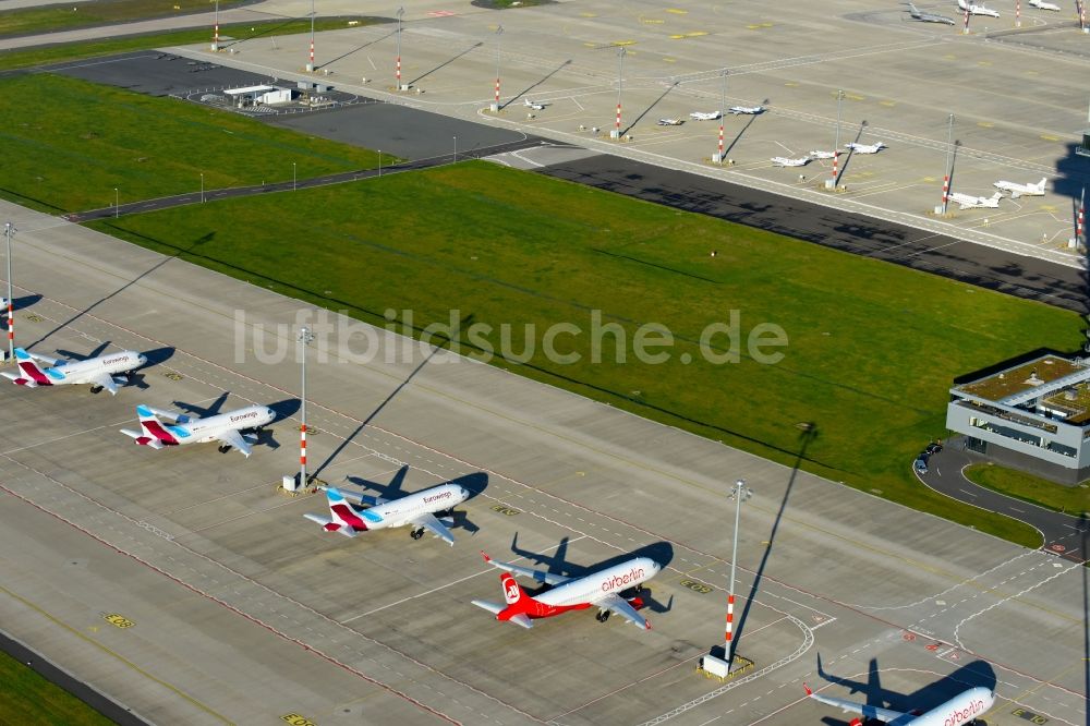 Luftbild Schönefeld - Passagierflugzeug AIRBUS A319 - 320 der insolventen Fluggesellschaft airberlin auf dem Vorfeld des Flughafen BER in Schönefeld im Bundesland Brandenburg, Deutschland