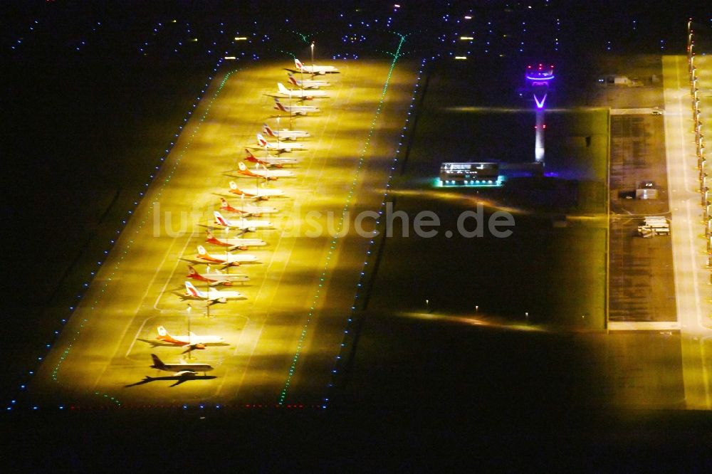 Luftaufnahme Schönefeld - Passagierflugzeug AIRBUS A319 - 320 der insolventen Fluggesellschaft airberlin auf dem Vorfeld des Flughafen BER in Schönefeld im Bundesland Brandenburg, Deutschland