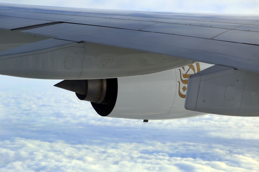 Luftaufnahme Augsburg - Passagierflugzeug Airbus A380 der Luftverkehrsgesellschaft Emirates über den Wolken im Reiseflug über Deutschland im Bundesland Bayern, Deutschland