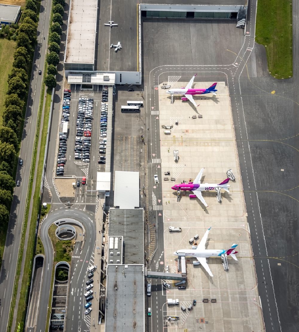 Luftbild Dortmund - Passagierflugzeug Airbus auf der Parkposition - Abstellfläche auf dem Flughafen in Dortmund im Bundesland Nordrhein-Westfalen, Deutschland