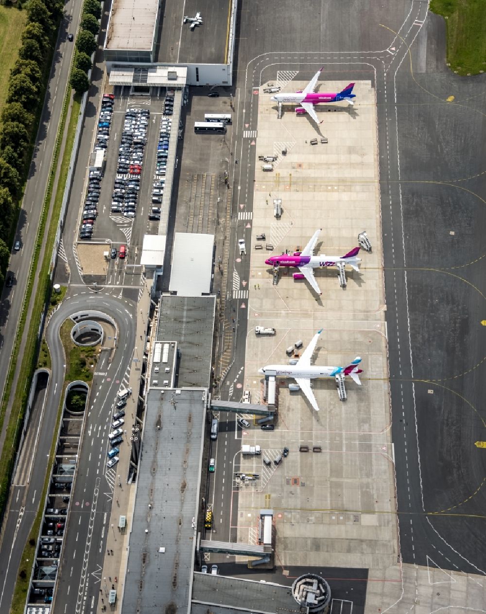 Luftaufnahme Dortmund - Passagierflugzeug Airbus auf der Parkposition - Abstellfläche auf dem Flughafen in Dortmund im Bundesland Nordrhein-Westfalen, Deutschland
