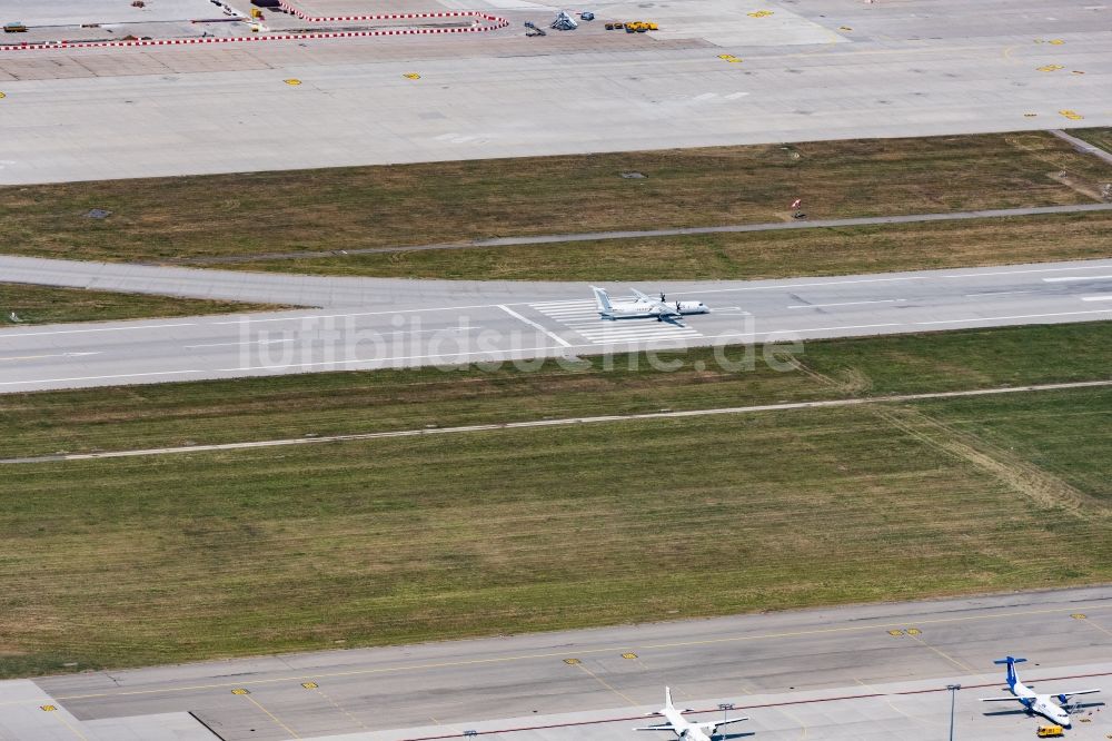 Luftbild Stuttgart - Passagierflugzeug beim Start und Steigflug über dem Flughafen in Stuttgart im Bundesland Baden-Württemberg, Deutschland