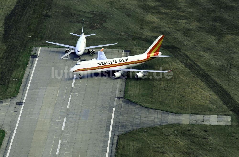 Schkeuditz aus der Vogelperspektive: Passagierflugzeug Boeing 747-4B5F(SCD) der Kalitta Air mit der Kennung N710CK auf der Parkposition - Abstellfläche auf dem Flughafen in Schkeuditz im Bundesland Sachsen, Deutschland