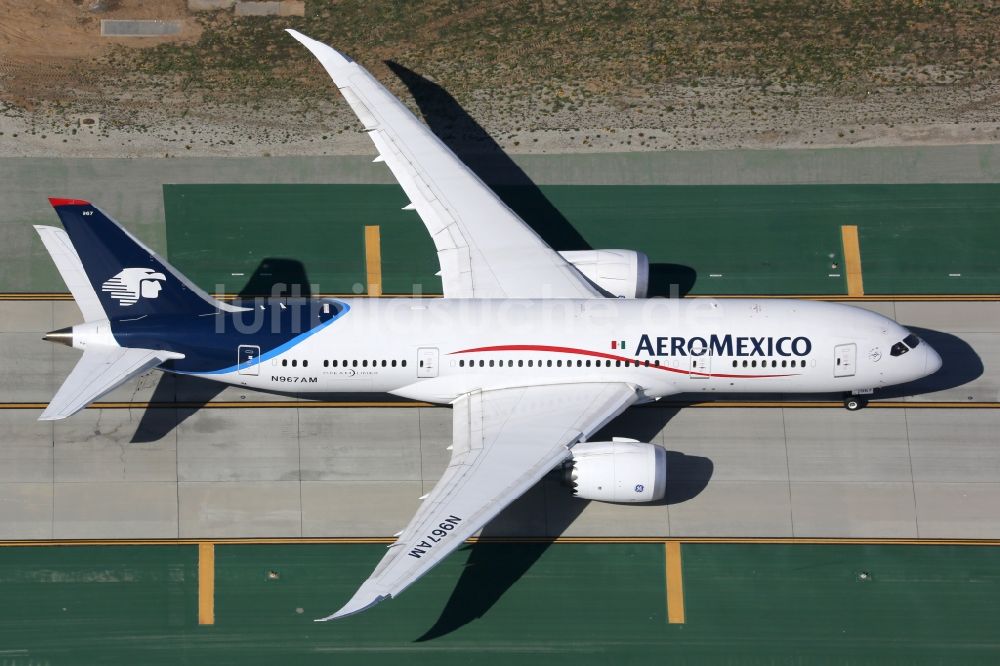 Los Angeles von oben - Passagierflugzeug Boeing 787-8 der Fluggesellschaft AeroMexico mit der Kennung XA-AMV rollt auf dem Flughafen in Los Angeles in Kalifornien, USA