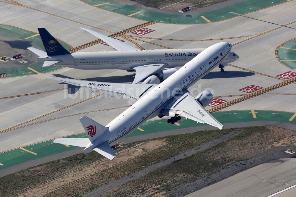 Luftbild Los Angeles - Passagierflugzeug Boeing 777-300 der Fluggesellschaft Air China mit der Registrierung B-2088 beim Start und Steigflug über dem Flughafen in Los Angeles in Kalifornien, USA