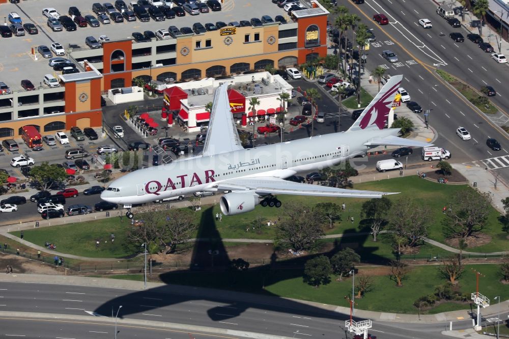 Los Angeles von oben - Passagierflugzeug Boeing 777-200 der Fluggesellschaft Qatar Airways mit der Kennung A7-BBA im Landeanflug zur Landung auf dem Flughafen in Los Angeles in Kalifornien, USA