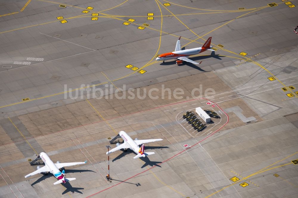 Luftbild Filderstadt - Passagierflugzeug easyJet Airbus A320-200 beim Start auf dem Flughafen Stuttgart in Filderstadt im Bundesland Baden-Württemberg, Deutschland