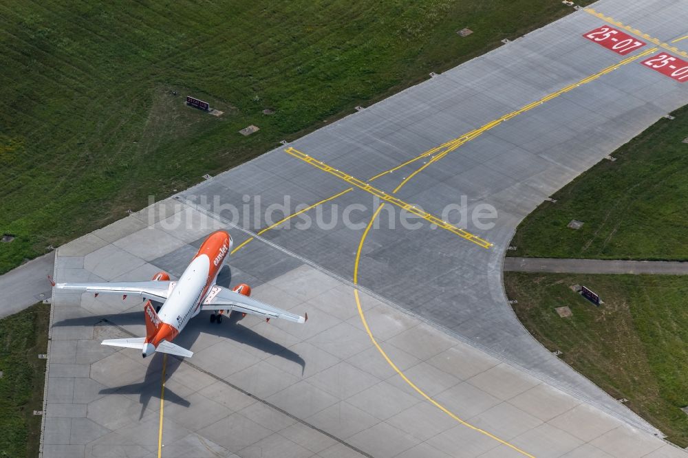 Luftbild Filderstadt - Passagierflugzeug easyJet Airbus A320-200 beim Start auf dem Flughafen Stuttgart in Filderstadt im Bundesland Baden-Württemberg, Deutschland